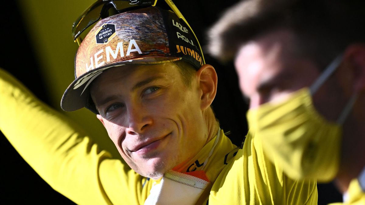 Jonas Vingegaard rijdt ook na de zeventiende etappe in het geel
