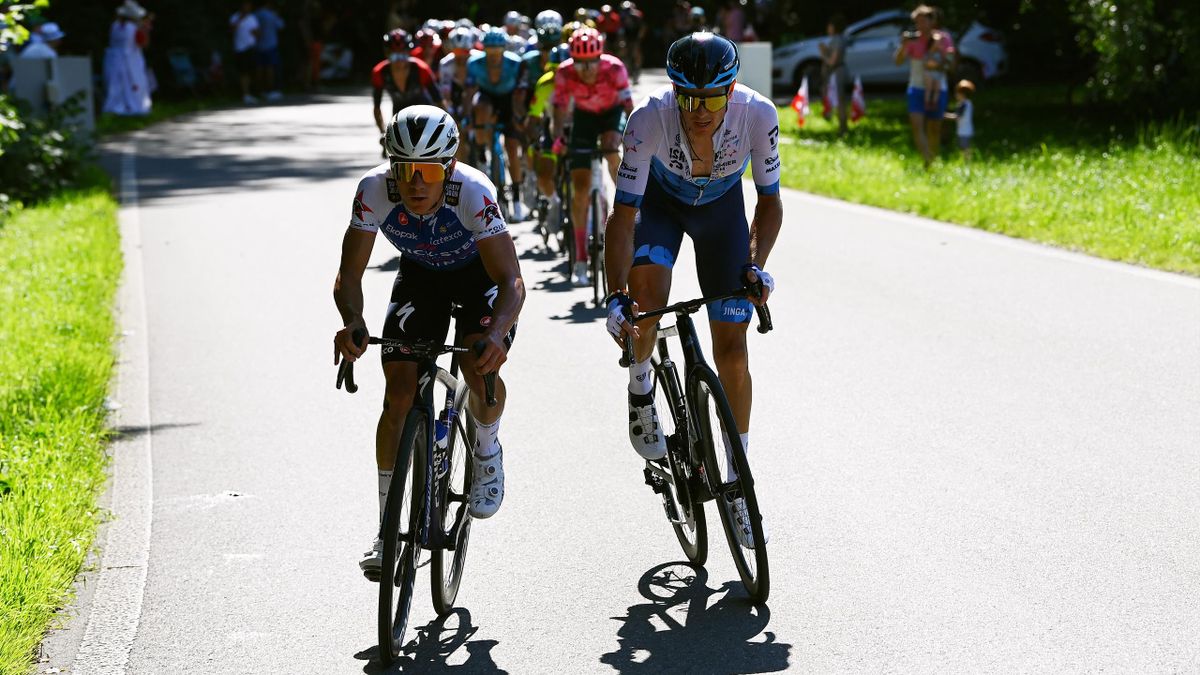 Remco Evenepoel en Jakob Fuglsang in de aanval tijdens de Ronde van Zwitserland