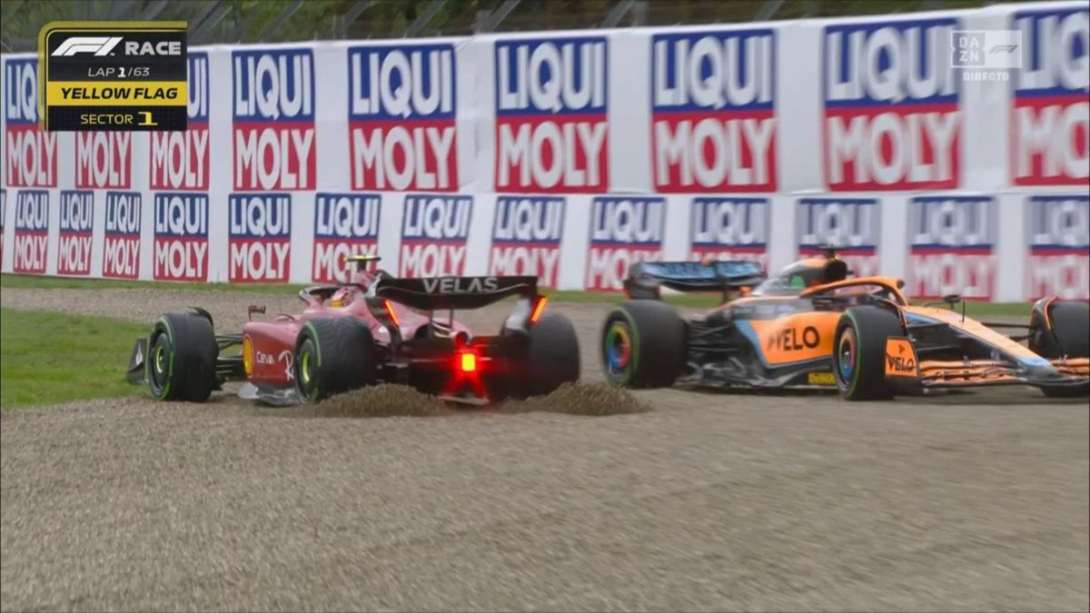 Carlos Sainz (Ferrari) y Daniel Ricciado (McLaren). Captura: DAZN