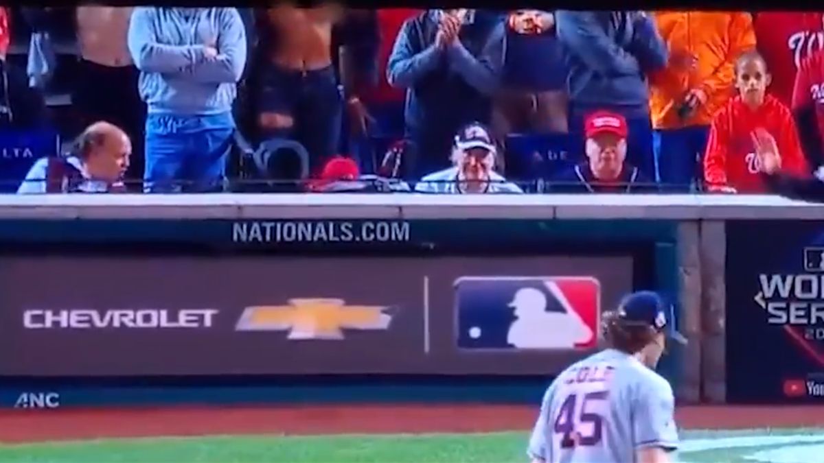 devushki zasvetili grud na matche mlb