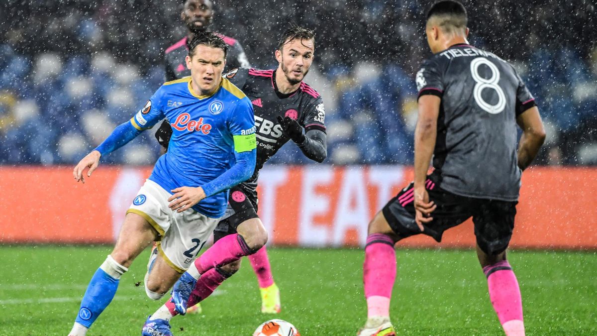 Zielinski during Napoli-Leicester clash