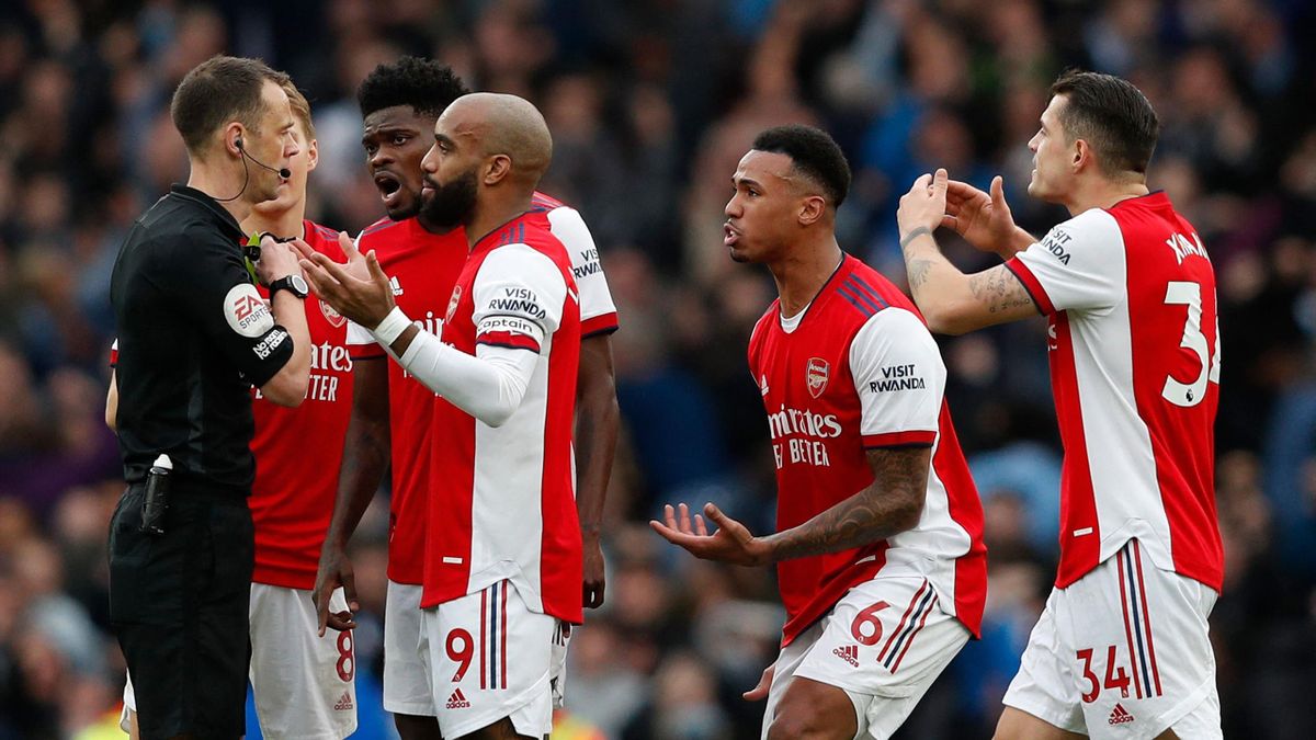 Les joueurs d'Arsenal, Lacazette et Partey en tête, ont beau protesté, l'arbitre a déjà exclu Gabriel, lors du match face à Manchester City (1-2)