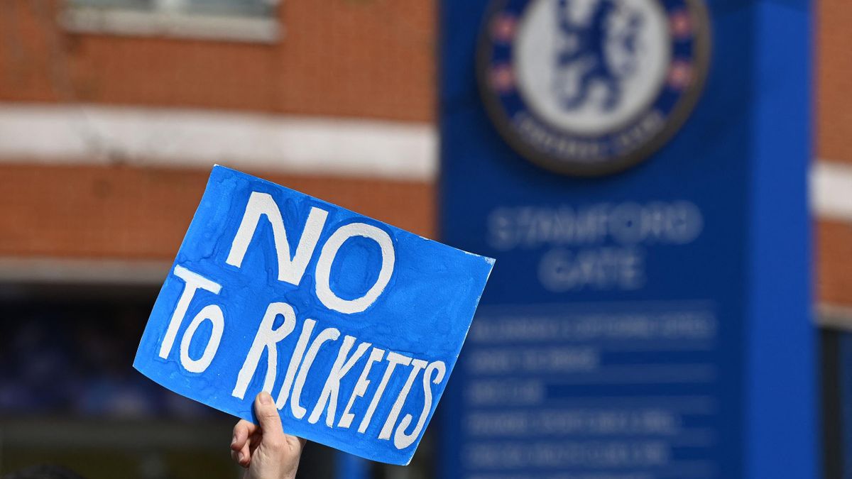 Un panneau hostile au rachat de Chelsea par la famille Ricketts devant Stamford Bridge