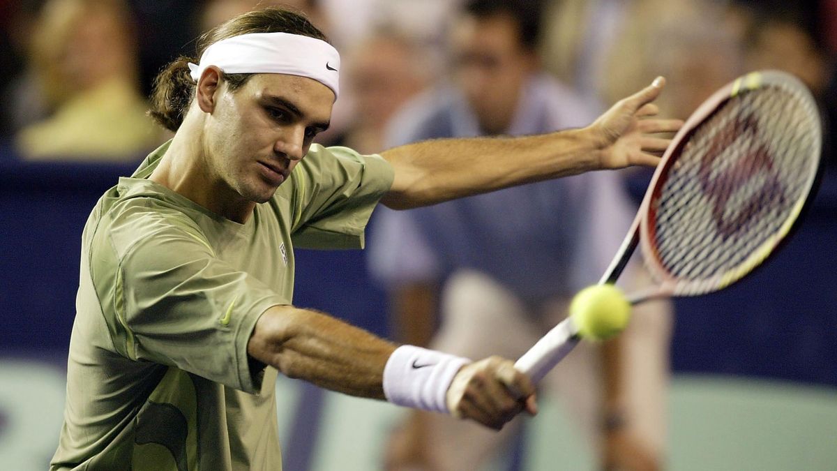 Roger Federer ai quarti di finale del torneo di Basilea nel 2002 contro Andy Roddick