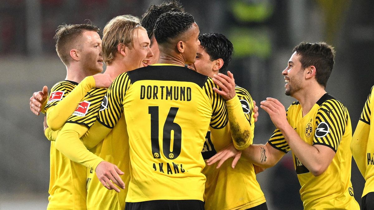 Julian Brandt of Dortmund celebrates during the Bundesliga match between VfB Stuttgart and Borussia Dortmund at Mercedes-Benz Arena on April 08, 2022 in Stuttgart, Germany