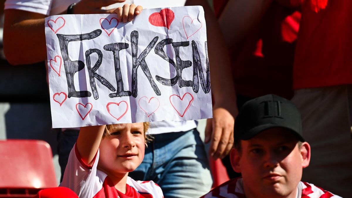 Les supporters du Danemark rendent hommage à Christian Eriksen face à la Belgique