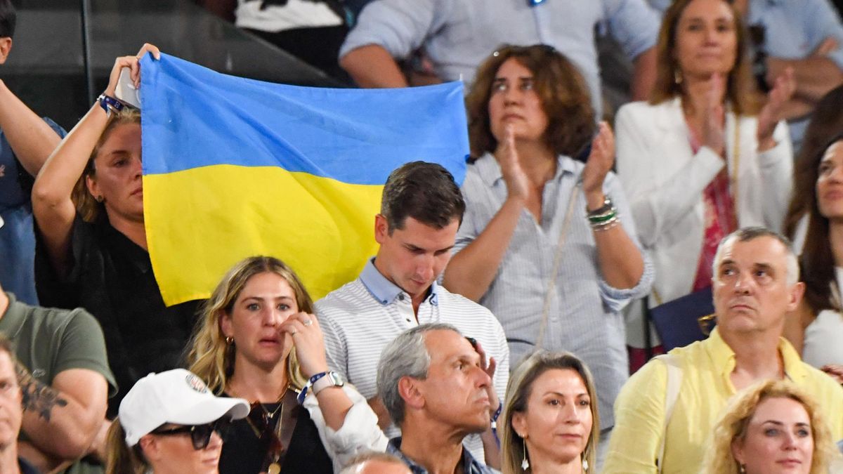 Een Oekraïense vlag bij een wedstrijd van Roland Garros.