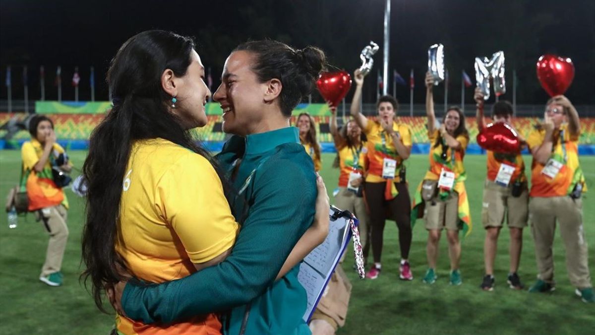 Proposta di nozze sul campo: la volontaria chiede la mano alla rugbista brasiliana