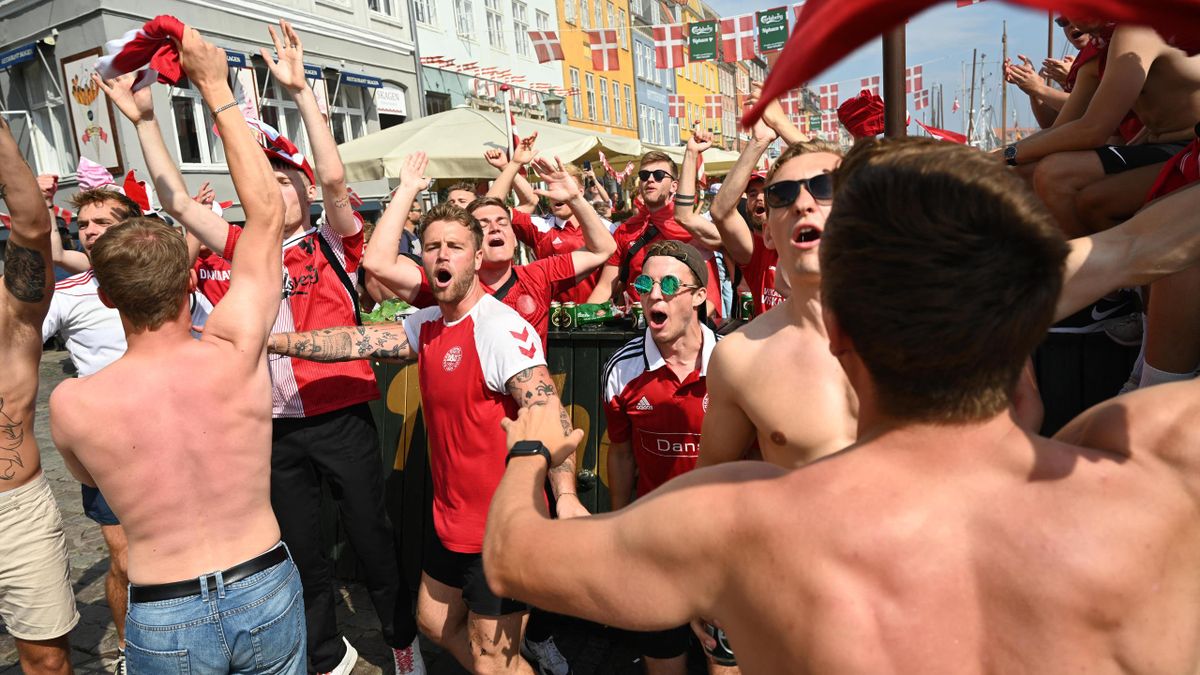 L'équipe du Danemark fait vibrer ses supporters, peu habitués à ce genre d'euphorie, lors de cet Euro, comme ici à Copenhague - 3 juillet 2021