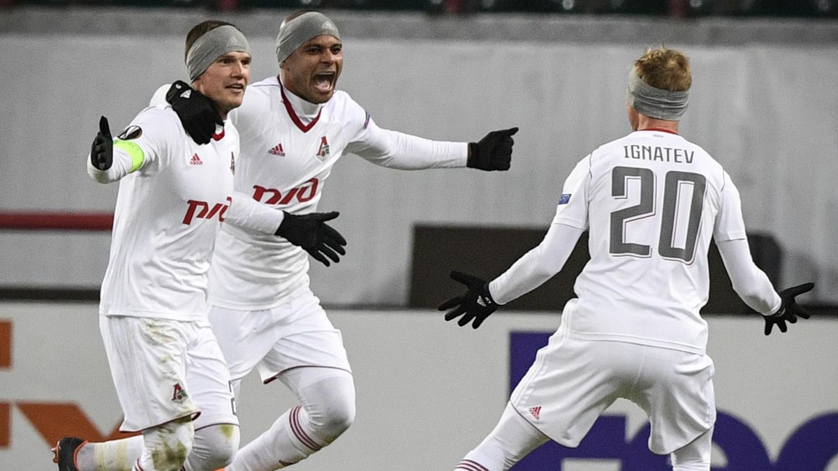 Los jugadores del Lokomotiv de Moscú celebran un gol