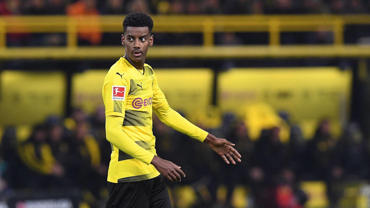 Liebe Auf Den Zweiten Blick Bvb Talent Isak Sorgt Fur Furore Eurosport