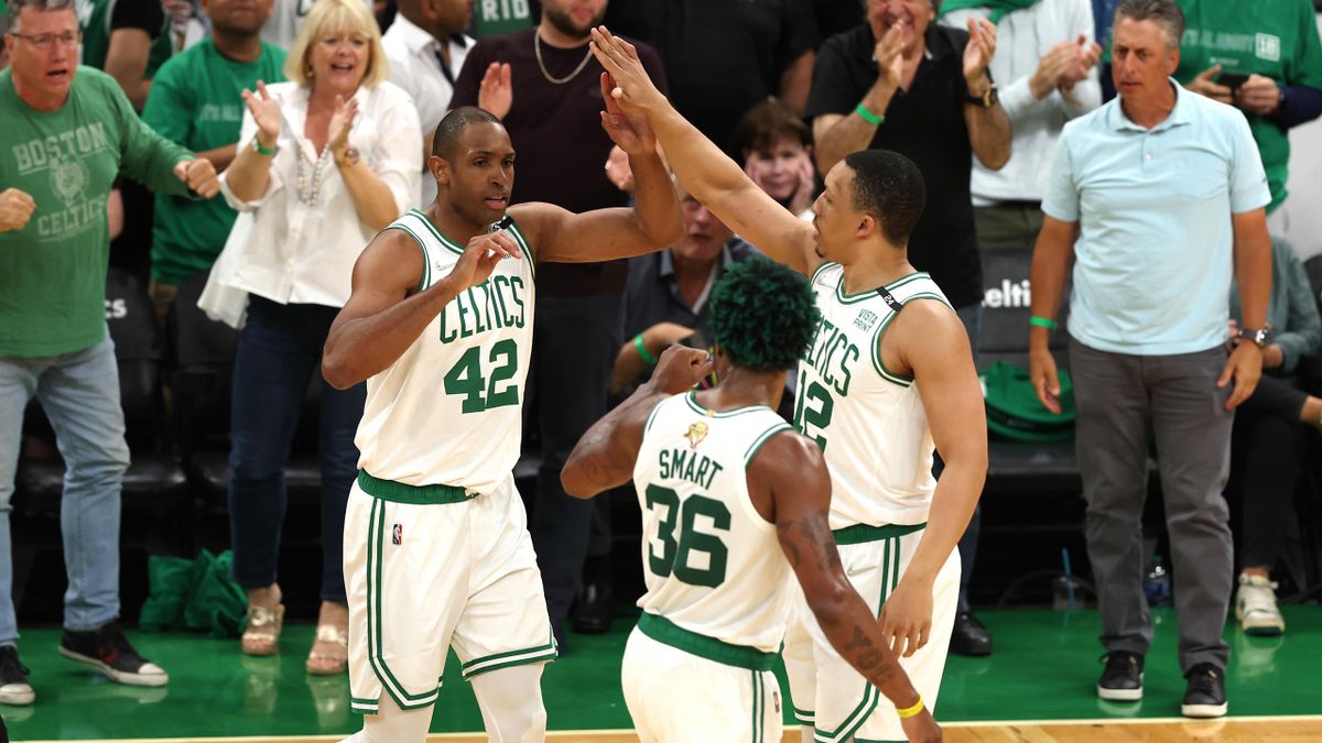 Los Boston Celtics celebran la victoria en el tercer partido de las Finales ante los Warriors (2-1)
