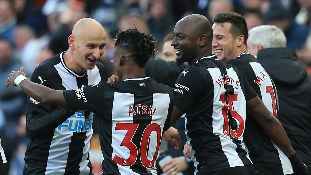 Newcastle United's English midfielder Jonjo Shelvey (L) celebrates with teammates after scoring his team's second goal during the English Premier League football match between Newcastle United and Manchester City at St James' Park