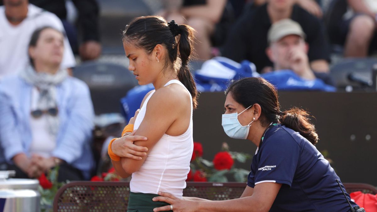 Emma Raducanu se fait soigner pour une blessure au dos lors du premier tour du tournoi de Rome