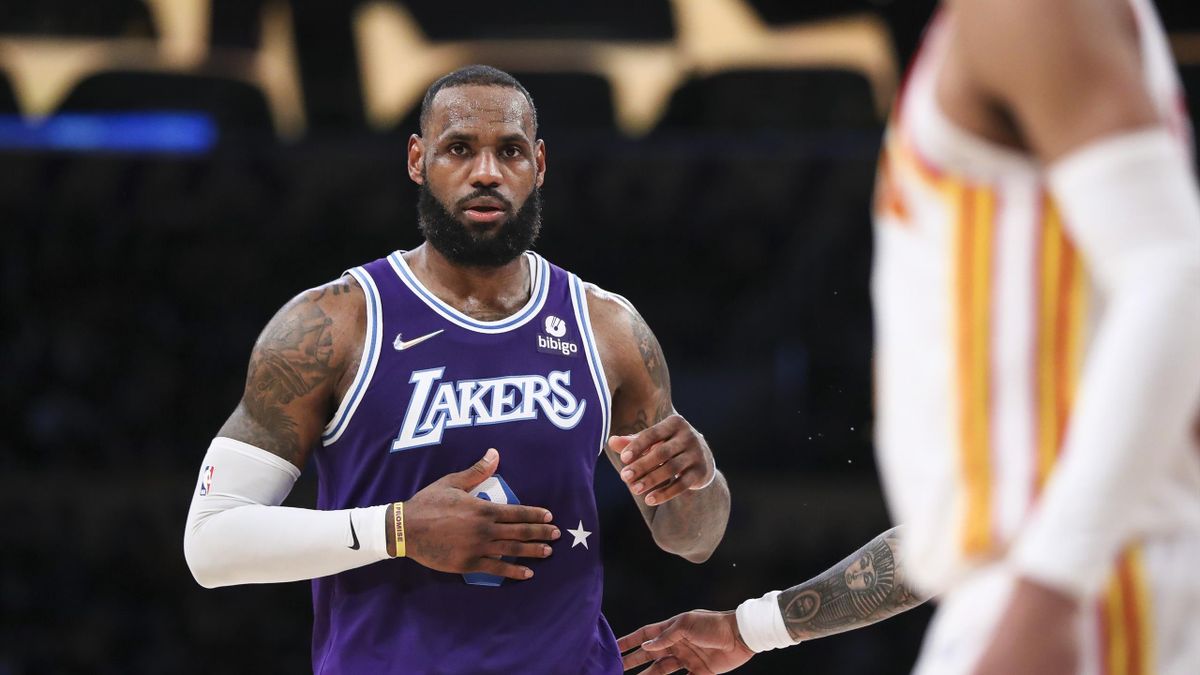 NBA - Los Angeles Lakers : LeBron James soigné à un genou et ...