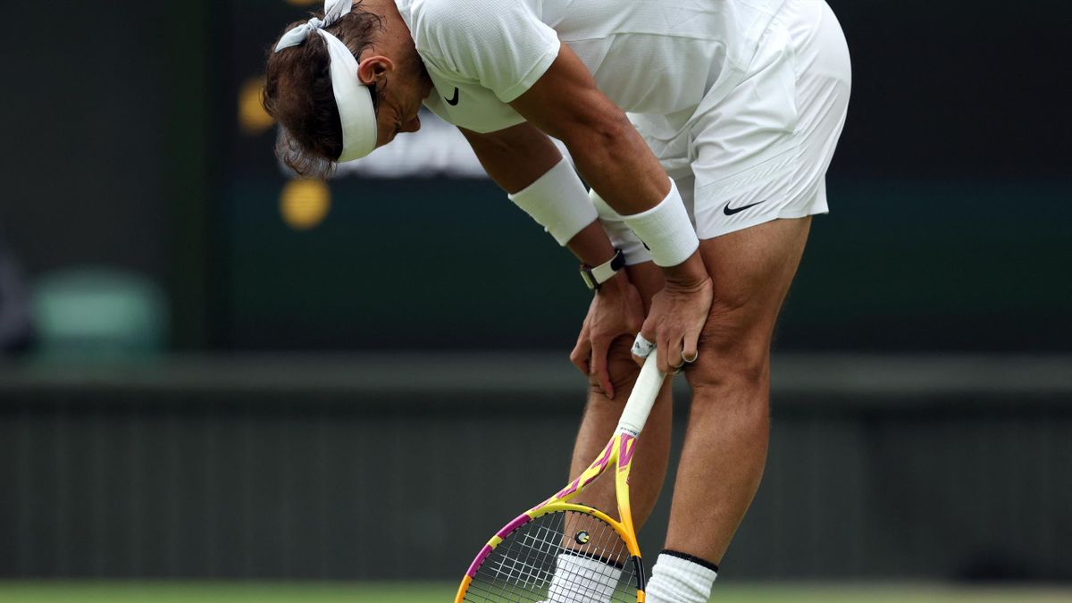 Rafael Nadal, touché, se tord de douleur lors de son duel contre Taylor Fritz en quart de finale de Wimbledon 2022