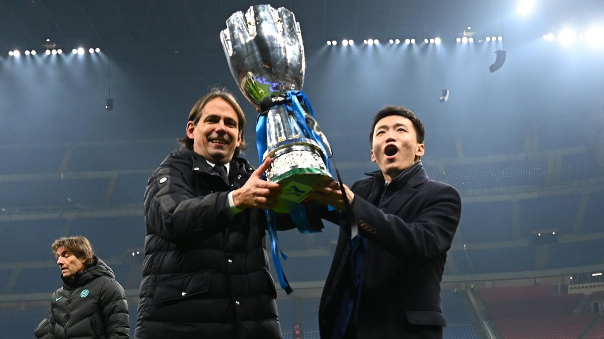 Simone Inzaghi alza la Supercoppa Italiana insieme al presidente Steven Zhang, Inter-Juventus, Getty Images
