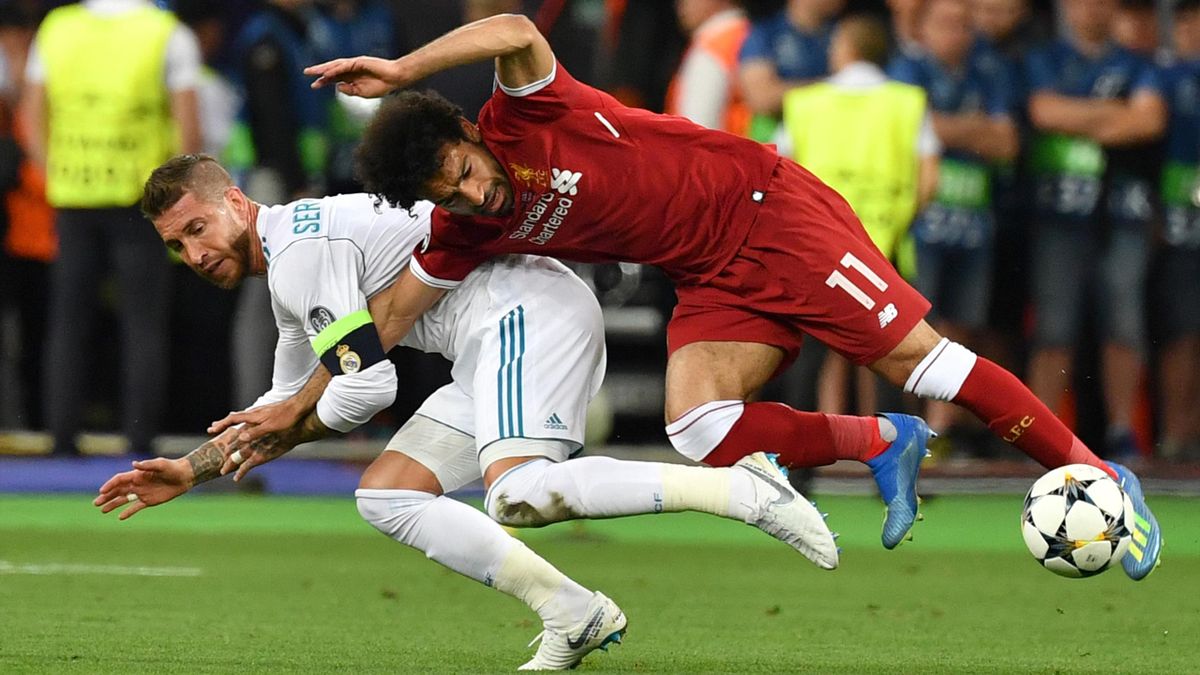 Mohamed Salah au duel avec Sergio Ramos lors de la finale de la Ligue des Champions 2018