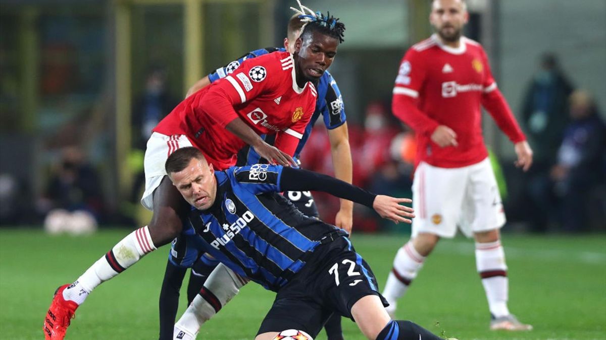 Ilicic messo giù da Pogba durante Atalanta-Manchester United - Champions League 2021/2022