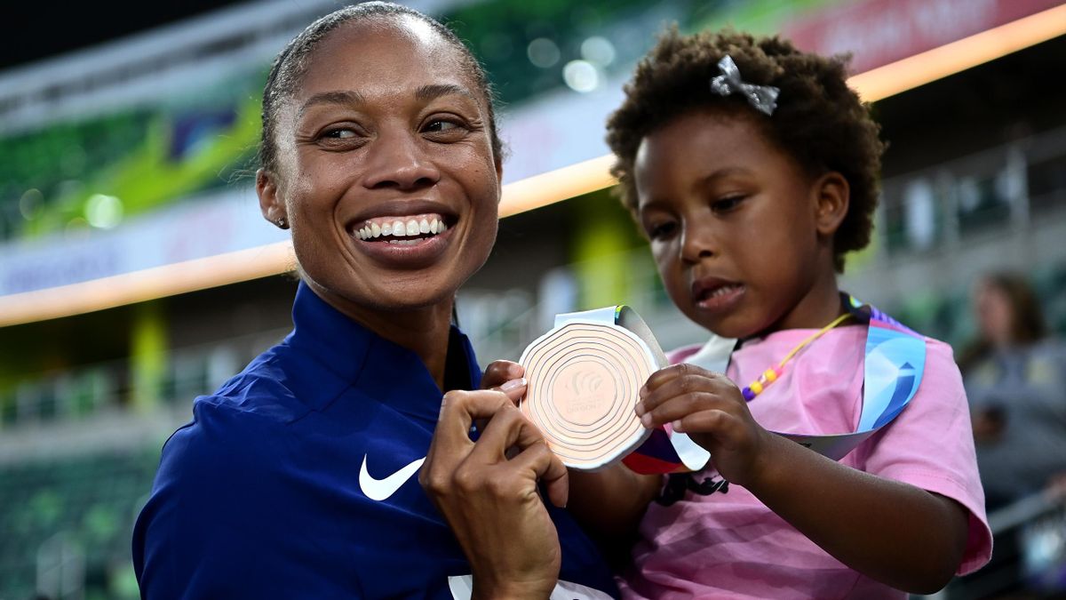 Allyson Felix et sa fille, Camryn, tiennent la 19e et dernière médaille de la carrière de l'athlète américaine aux Mondiaux