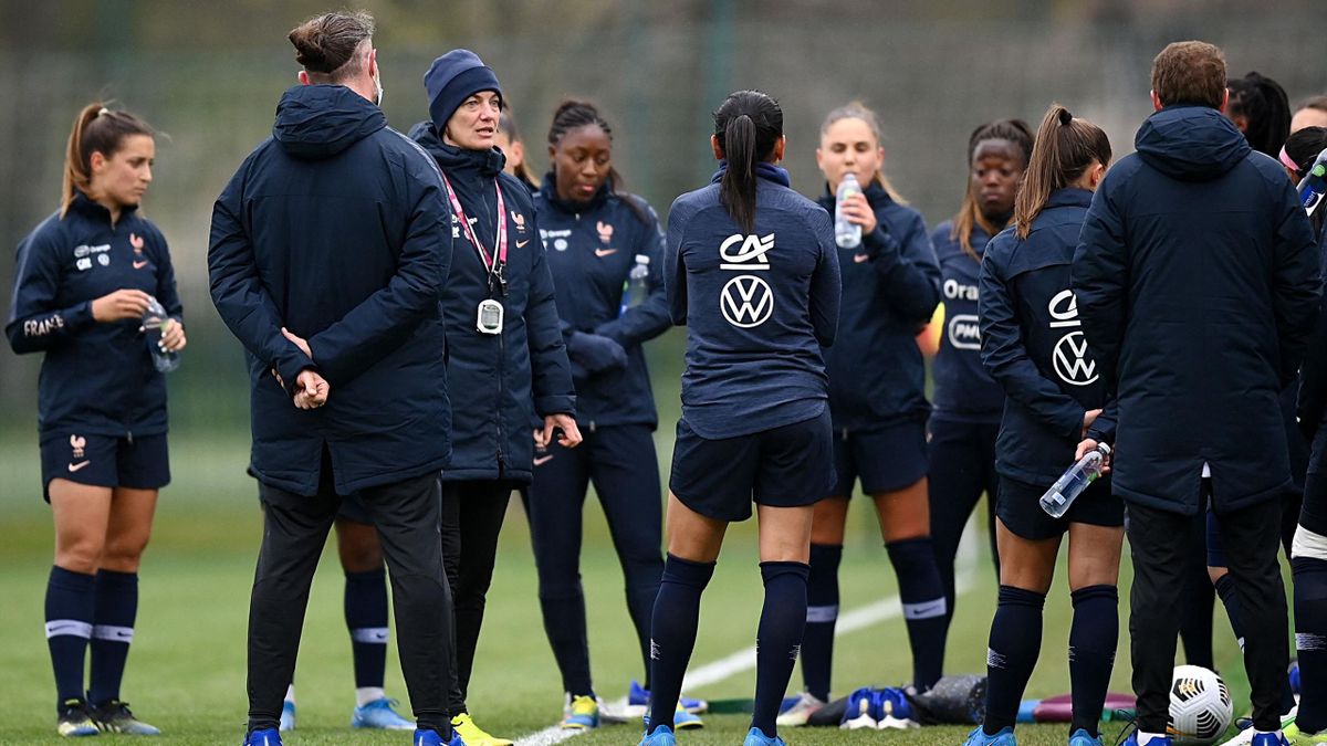 Corinne Diacre et les joueuses de l'équipe de France lors d'un entraînement à Clairefontaine avant d'affronter l'Angleterre et les Etats-Unis - Avril 2021