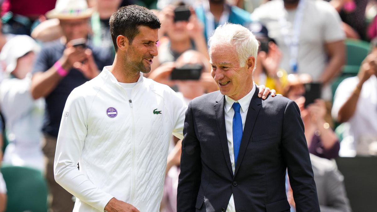 Novak Djokovic en John McEnroe ontmoeten elkaar in Engeland.