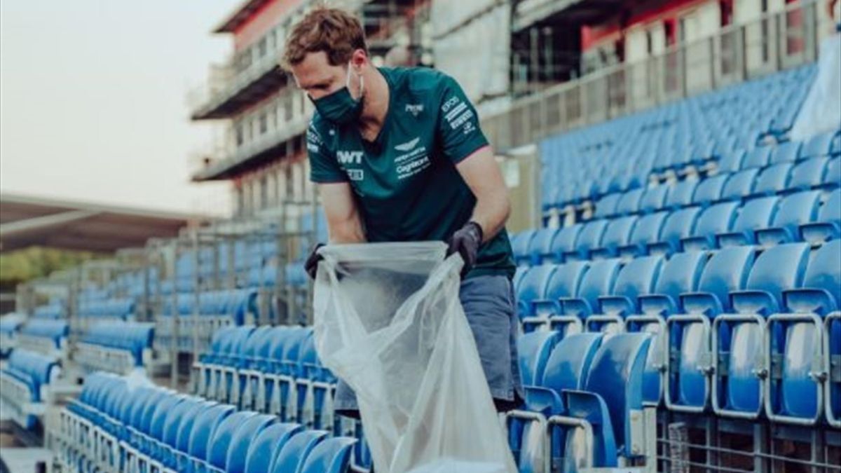Sebastian Vettel sammelt nach dem Rennen in Silverstone Müll auf - Screenshot: Aston Martin Cognizant F1 Team