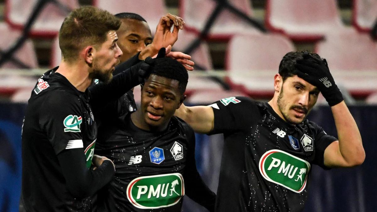 Aguibou Camara félicité par ses coéquipiers lors de Dijon - Lille en Coupe de France le 10 février 2021