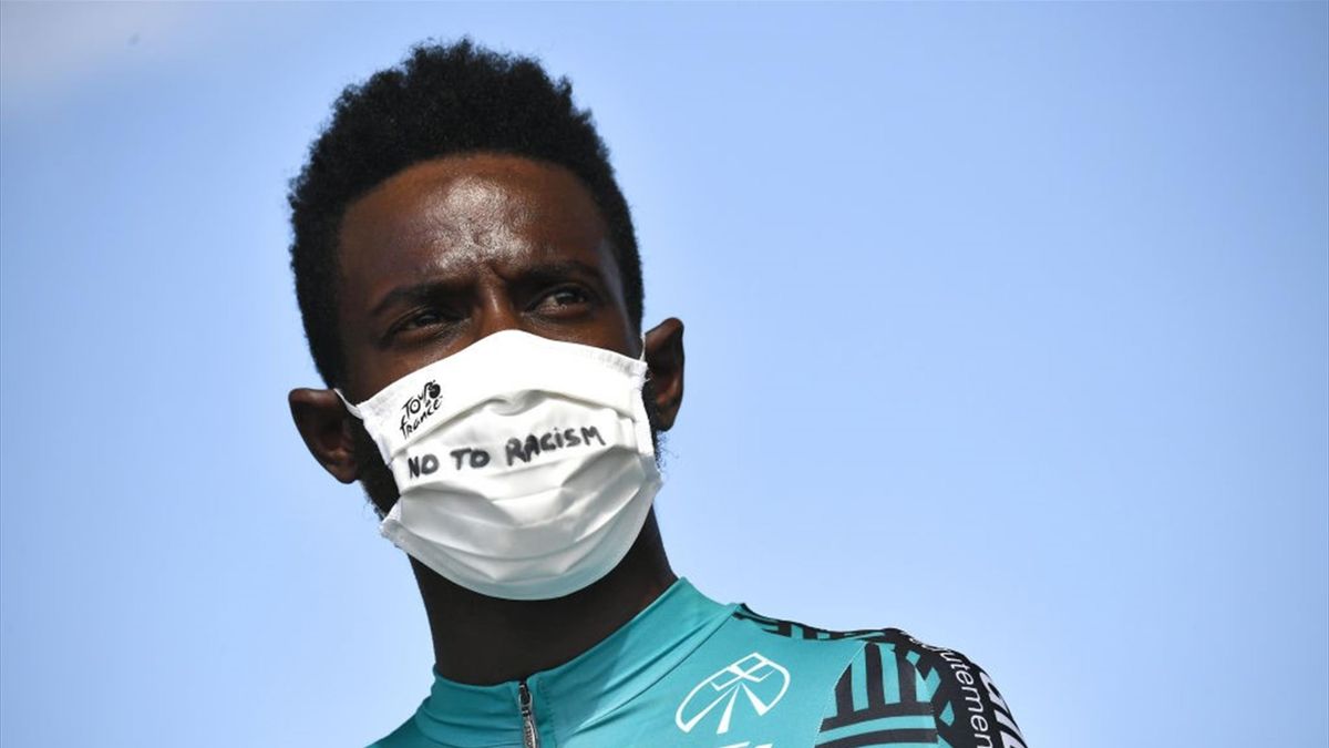 Kévin Reza trägt bei der Tour de France 2020 eine Maske mit der Aufschrift "No to racism"