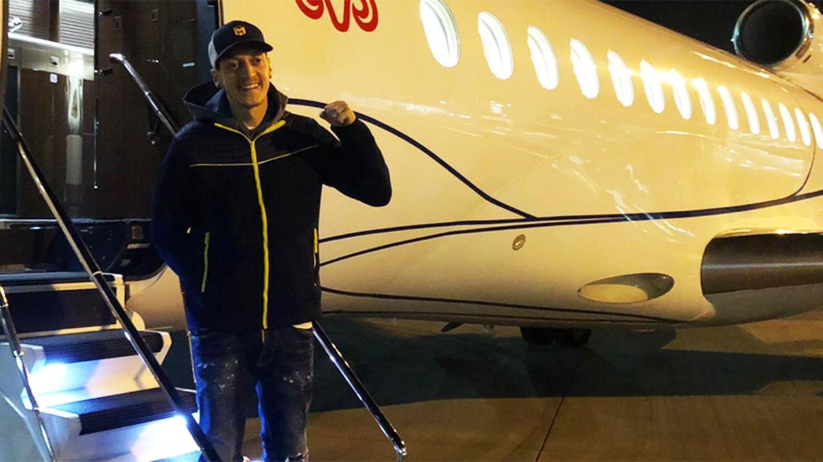 Mesut Özil bei der Ankunft in Istanbul (Foto-Quelle: Fenerbahce)
