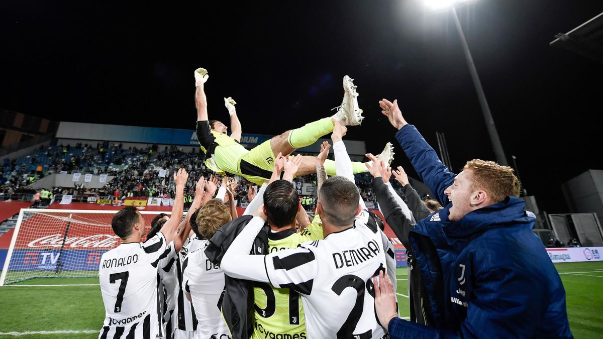 Gigi Buffon portato in trionfo dopo la vittoria della Coppa Italia, Atalanta-Juventus, Getty Images