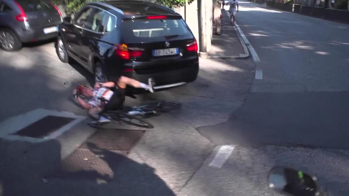 Tour of Lombardy - Schachmann has car incident with old woman