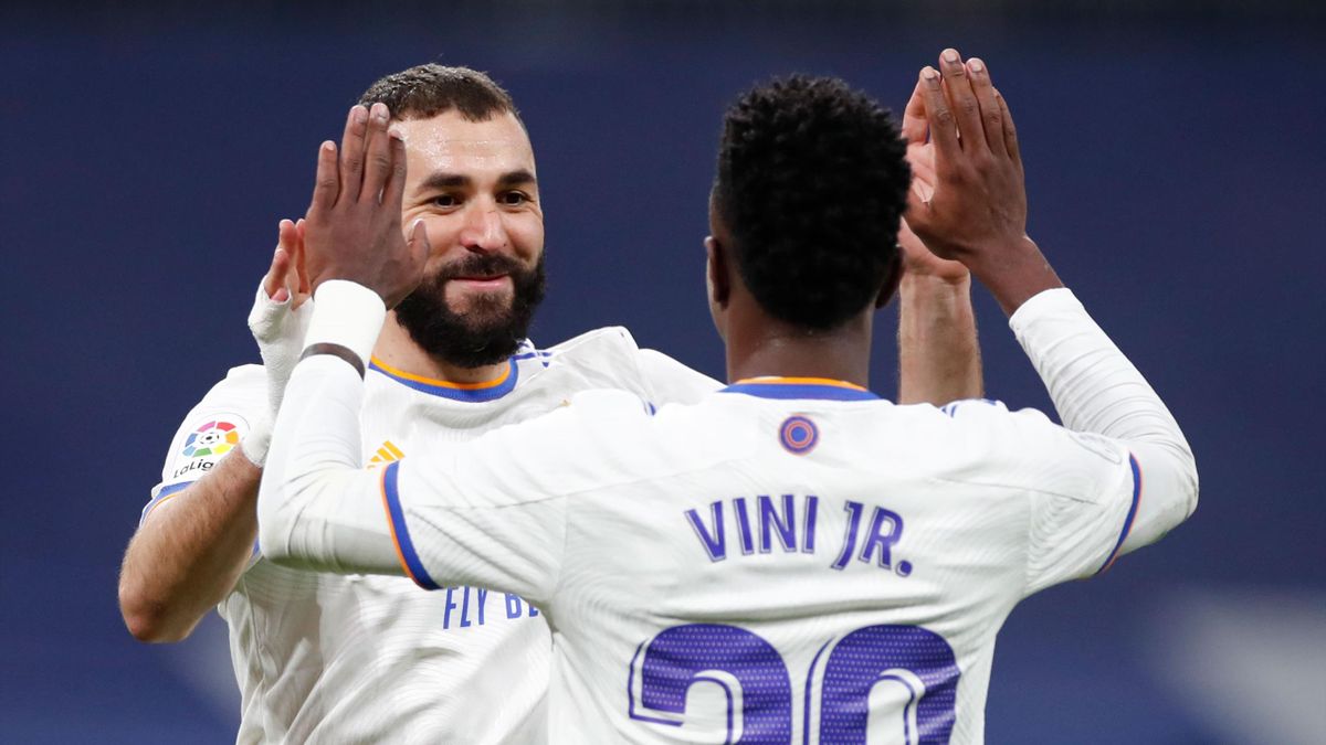 MADRID, SPAIN - JANUARY 08: Vinicius Jr. and Karim Benzema of Real Madrid CF celebrates after scoring during the La Liga Santader match between Real Madrid CF and Valencia CF (Photo by Helios de la Rubia/Real Madrid via Getty Images)