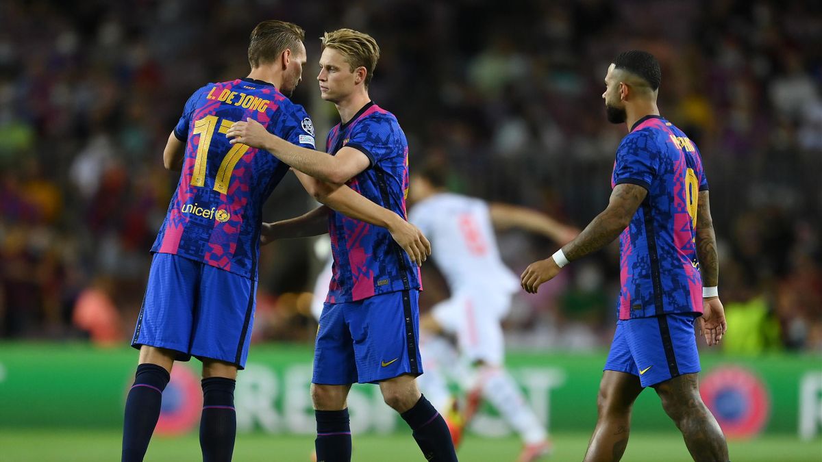 BARCELONA, SPAIN - SEPTEMBER 14: Luuk De Jong and Frenkie de Jong of Barcelona interact prior to the UEFA Champions League group E match between FC Barcelona and Bayern Muenchen at Camp Nou on September 14, 2021 in Barcelona, Spain.