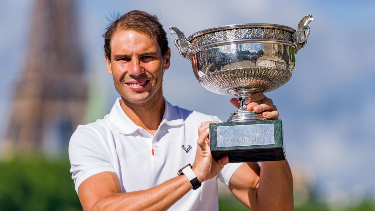 Rafael Nadal poseert met zijn veertiende trofee van Roland Garros