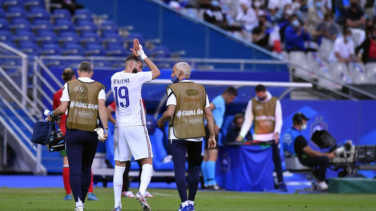 Karim Benzama exits after an injury during the international friendly match between France and Bulgaria