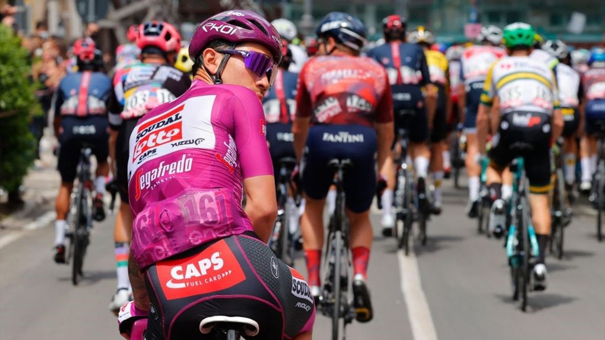 Caleb Ewan con la maglia ciclamino nell'8a tappa del Giro d'Italia 2021