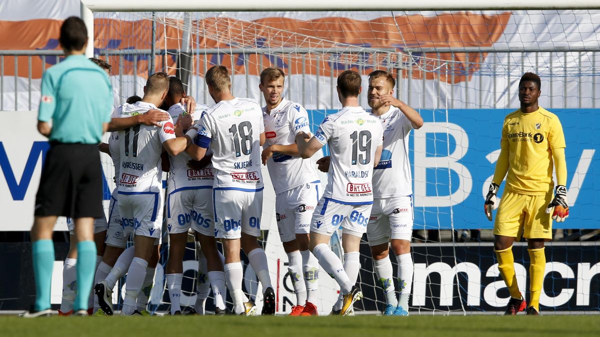Haugesundspillerne jubler etter 1-0 målet i eliteseriekampen i fotball mellom FK Haugesund og Stabæk på Haugesund stadion. Jakub Serafin (i midten) og Fredrik Gytkjær (t.h). Stabæks keeper Sayouba Mandé fortviler.