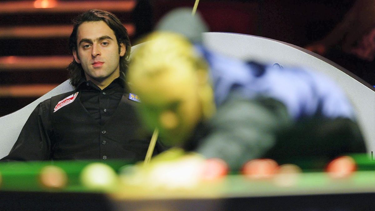 Ronnie O'Sullivan watches Paul Hunter during the 2004 Masters final in London.