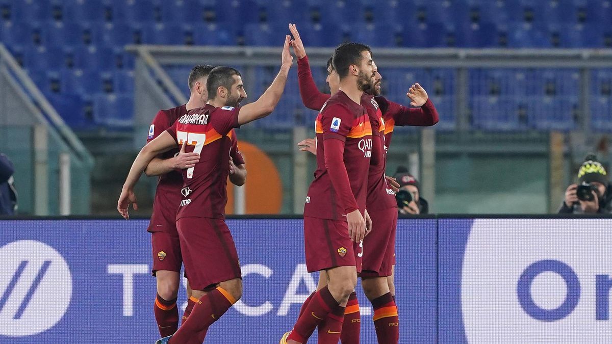Mkhitaryan esulta insieme ai compagni per il gol al Verona, Roma-Hellas, Serie A 2020-21, Getty Images