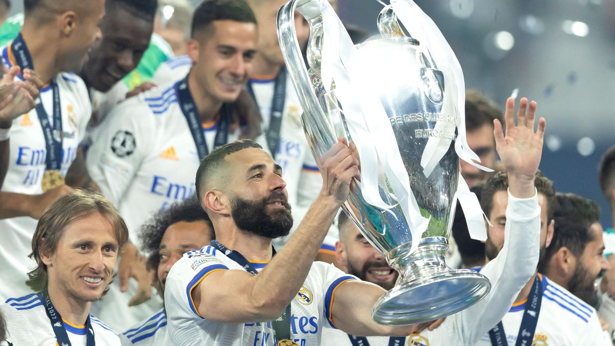 Karim Benzema of Real Madrid celebrate with the UEFA Champions League trophy after the UEFA Champions League final match between Liverpool and Real Madrid at Stade de France on May 28, 2022 in Paris, France