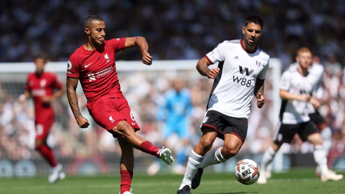Thiago Alcantara e Aleksandar Mitrovic durante Fulham-Liverpool - Premier League 2022-23