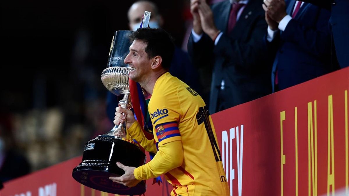 Lionel Messi alza la Coppa del Re 2020-21 dopo Athletic-Barcellona