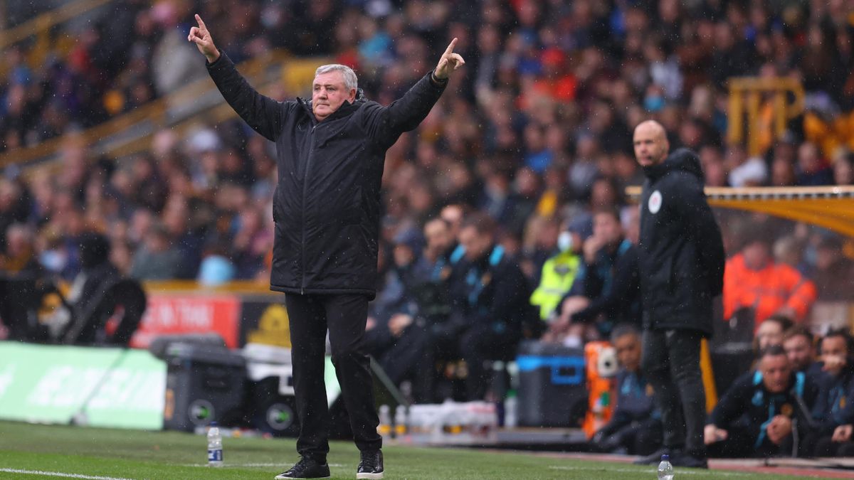 Steve Bruce, Manager of Newcastle United gives their team instructions during the Premier League match between Wolverhampton Wanderers and Newcastle United at Molineux on October 02, 2021