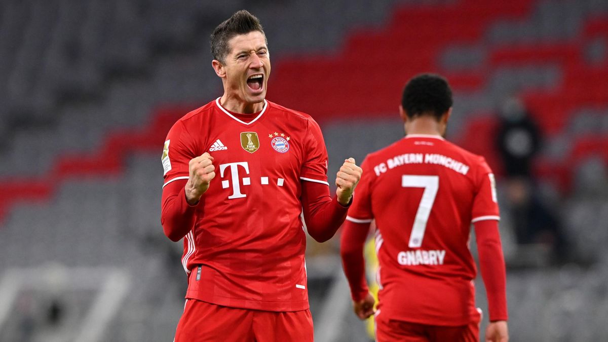 Robert Lewandowski (l.) schießt den FC Bayern zum Sieg