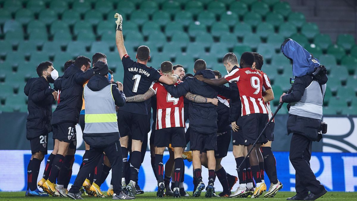 Los jugadores del Athletic celebran con Unai Simón la clasificación para las semifinales de la Copa del Rey