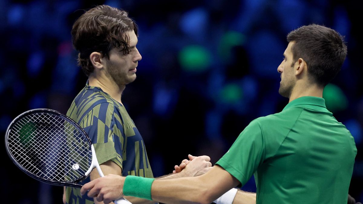Novak Djokovic két játszmában nyert Taylor Fritz ellen a férfi teniszezők szezonzáró ATP-világbajnokságának szombati első elődöntőjében.