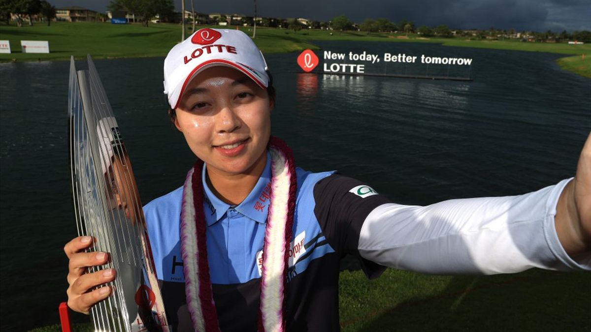 Hyo Joo Kim avec le trophée du Lotte Championship au Hoakalei Country Club à Hawaii, le 16 avril 2022