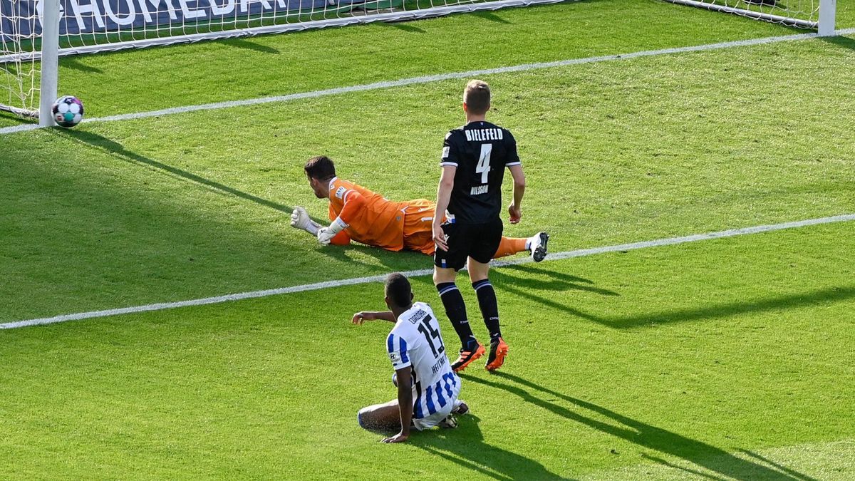 Jhon Cordoba (unten) trifft nur den Pfosten - Hertha BSC vs. Arminia Bielefeld