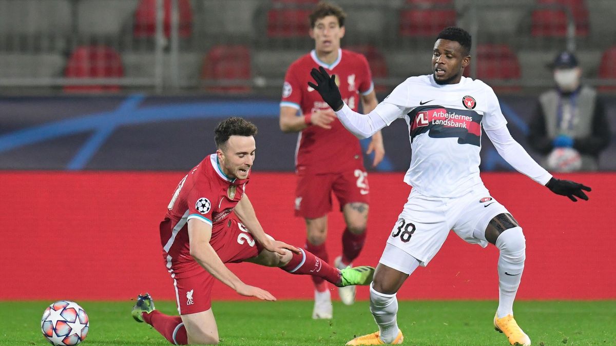 Midtjylland's Nigerian midfielder Frank Onyeka (R) and Liverpool's Portuguese striker Diogo Jota vie for the ball during the UEFA Champions League Group D football match FC Midtjylland v Liverpool FC in Herning, Denmark on December 9, 2020